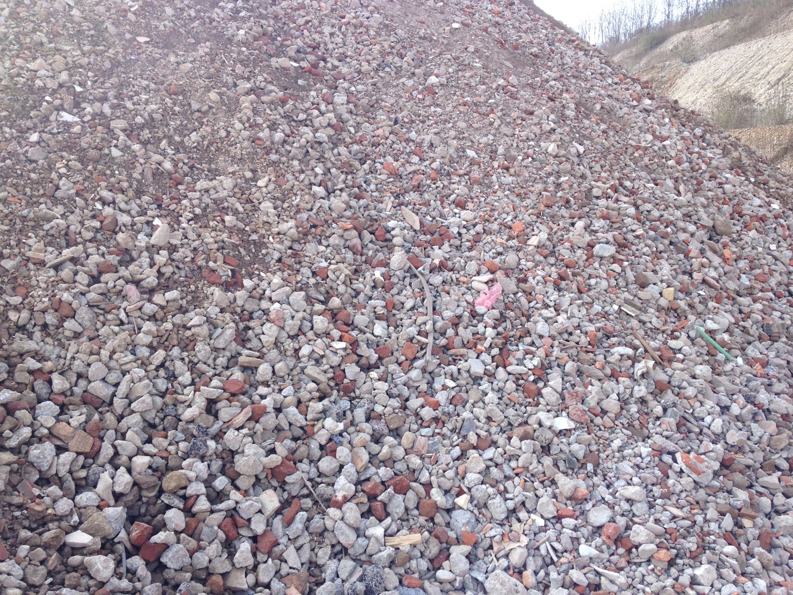 Cava Fusi — Uboldo (VA): Bonifica dei terreni e impianto mobile per il recupero dei rifiuti da demolizione (foto 2 di 2)