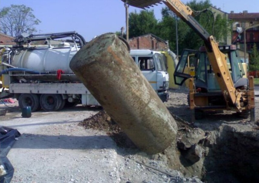 Rimozione di un serbatoio interrato nel cantiere di bonifica dell'ex Termoraggi
